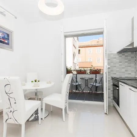 Apartment Fifi W. Parking In Old Town Zadar