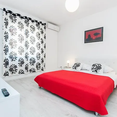 Fifi W. Parking In Old Town * Zara